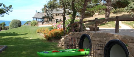 La maison vue du fond du jardin