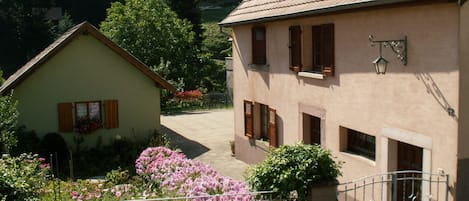 A droite la maison à gauche le garage