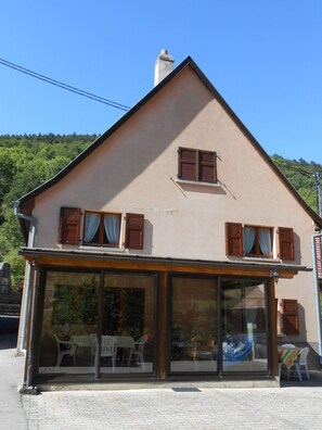 Arrière de la maison avec véranda (côté cour)