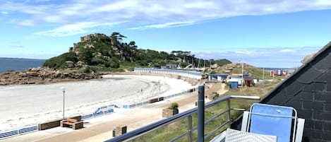 Terrasse, vue mer et promenade de la plage de Tresmeur