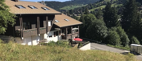 appartement rez de chaussée + terrasse ( parasol rouge)