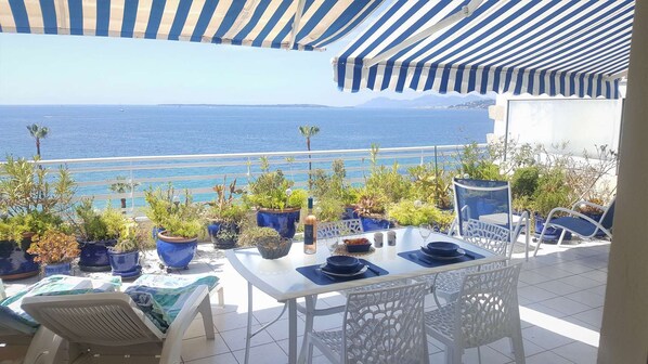 Grande terrasse:50m2 face mer 
avec transats,coin salon,coin repas.
7em  étage 