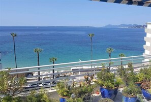 En bas les plages ,les boutiques,les restaurants.....