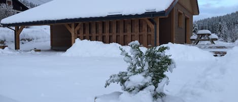 Chalet l’Eden Vosges en hiver. Un lieu idéal pour le repas.