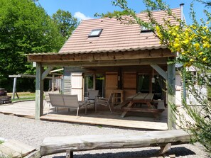 La terrase du chalet Bruyères au Domaine de la Boiselière