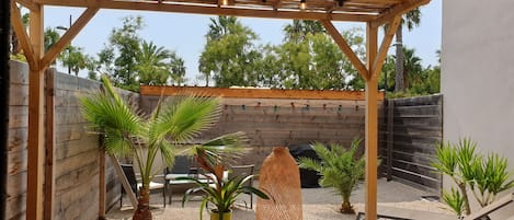 Jardin privatif et terrasse pergola