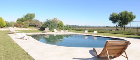 La piscine au bord des vignes avec vue imprenable sur l'Etang de Thau.