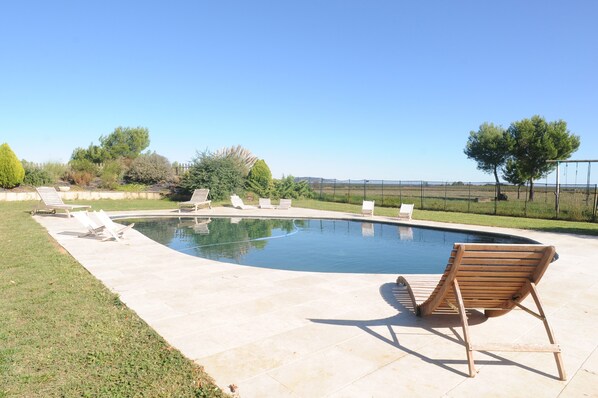 La piscine au bord des vignes avec vue imprenable sur l'Etang de Thau.