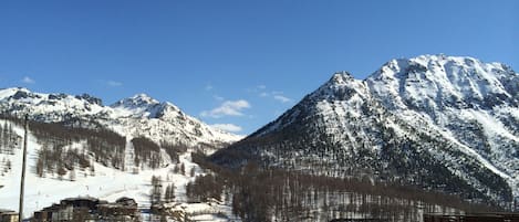 Vue de l'appartement sur les montagnes et les pistes.