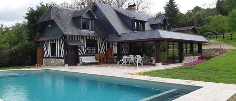 Piscine chauffée avec volet roulant 