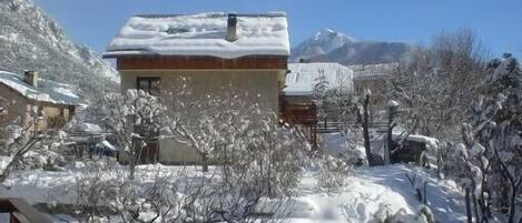 l'appartement se situe au rez de chaussee face aux bois