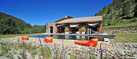 Ciel bleu, piscine naturelle alimentée à l'eau de source, au coeur de la nature