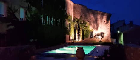 La piscine avec son éclairage de nuit