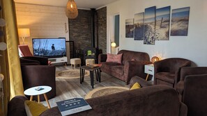 Salon de 25m² avec 2 canapés + 5 fauteuils + 2 poufs + Smart TV 55 pouces 