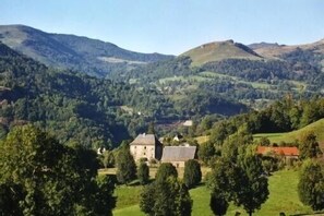 la maison forte depuis le chemin