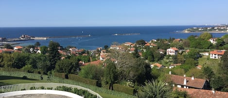 Depuis la piscine vue du Fort de Socoa aux plages landaises