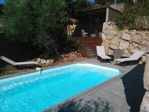 Piscine avec accès à la pergola
