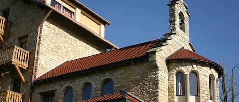 Chapelle adossée à la résidence.