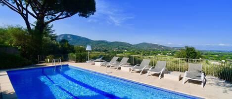 Grande piscine avec  vue exceptionnelle sur le Golfe de St-Tropez