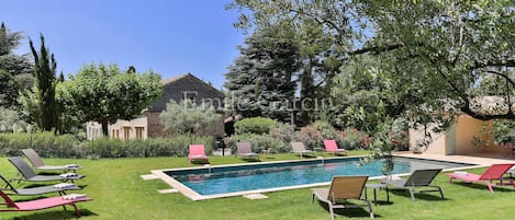 Piscine chauffée et sécurisée par un volet