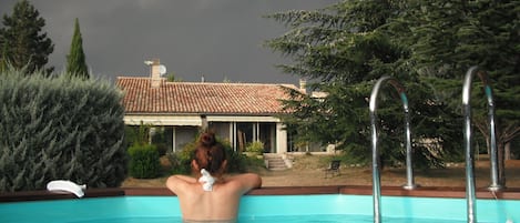 vue de la maison depuis la piscine