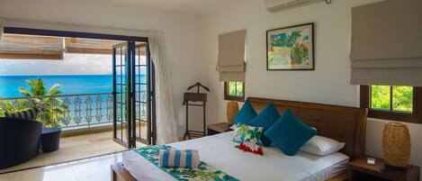 Chambre principal avec grand balcon face a la mer