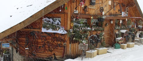 Sous la neige, le chalet et l'accès au gite.