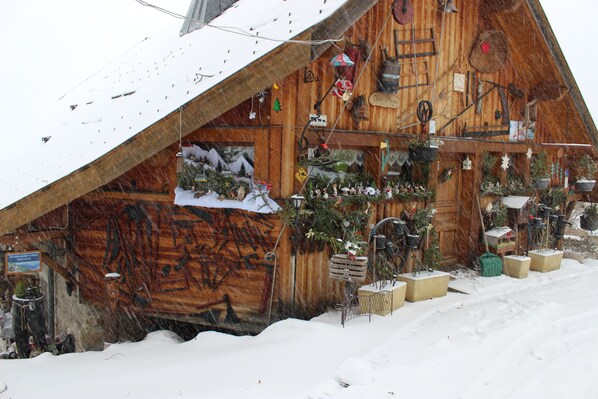 Sous la neige, le chalet et l'accès au gite.