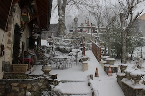 Sous la neige, la cour du gite