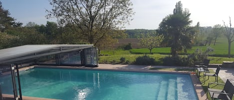 Piscine avec abris qui permet de chauffer l'eau d'avril à octobre. 
