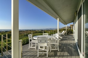 You won`t want to go home after spending your days hanging out on this deck.