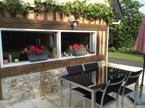 Outdoor dining