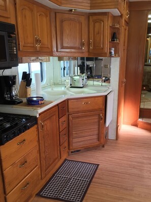 Kitchen area fully equiped with utensils