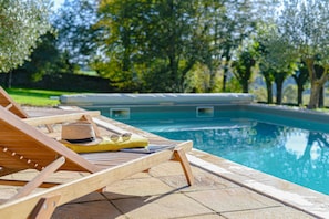Piscine et mobilier de jardin - bains de soleil 