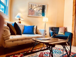 Sitting room / TV / Library