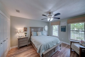 Spacious  Upstairs Master, Queen Bed -Smart TV