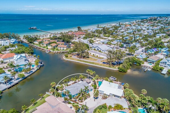 Wonderful single family home with pool, jacuzzi, dock, pool table, amazing view