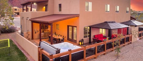 Outdoor oasis! Hot tub for 7! Outdoor dining for 10! Outdoor living area!