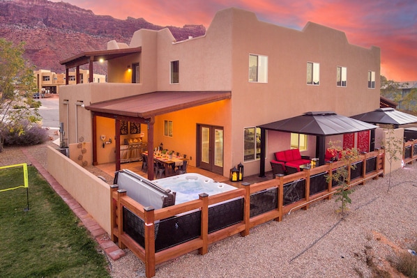 Outdoor oasis! Hot tub for 7! Outdoor dining for 10! Outdoor living area!