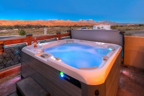 Hot Springs Grandee hot tub! Sculpted seating for seven!