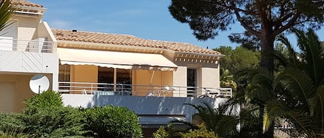 vue extérieure de l appartement avec terrasse