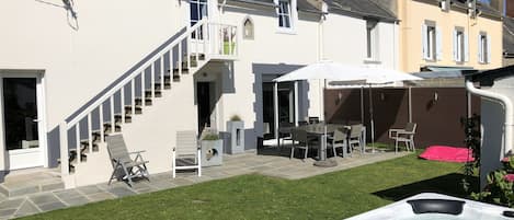 Jacuzzi, terrasse et maison