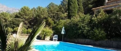 piscine devant la maison