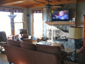 Warm Comfy living room, w/ TV, Surround Sound, Blu Ray, & Fireplace.