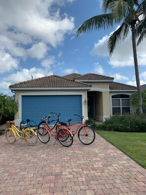 5 bikes in total with pull-behind toddler trailer for kids or beach gear!