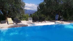 PISCINE GRAND CALME, entourée d'oliviers avec vue sur vallée.