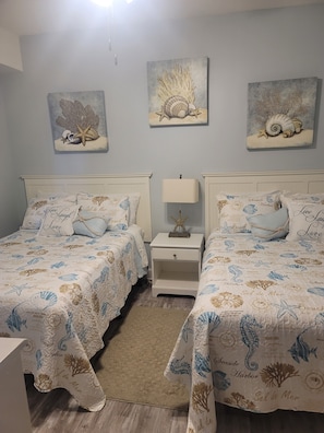 Guest bedroom w/2 full size beds