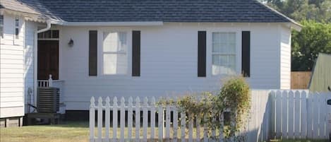 The cottage attached by breezeway. Completely separate from main house. 