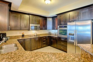 Gorgeous kitchen....the best of cooks will want for nothing!  