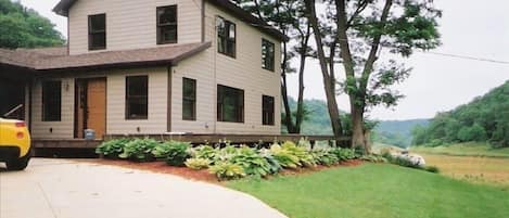 House with large lawn and incredible views of the valley